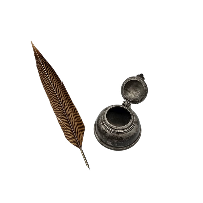 Le Silence de l’Encre. Encrier ancien en étain