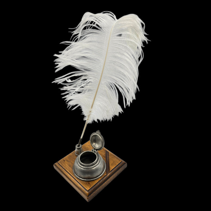 Le Socle du Silence. Encrier ancien en étain sur support bois