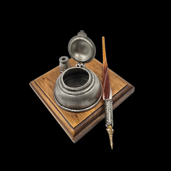 Le Socle du Silence. Encrier ancien en étain sur support bois