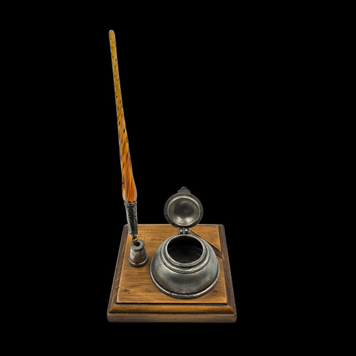 Le Socle du Silence. Encrier ancien en étain sur support bois