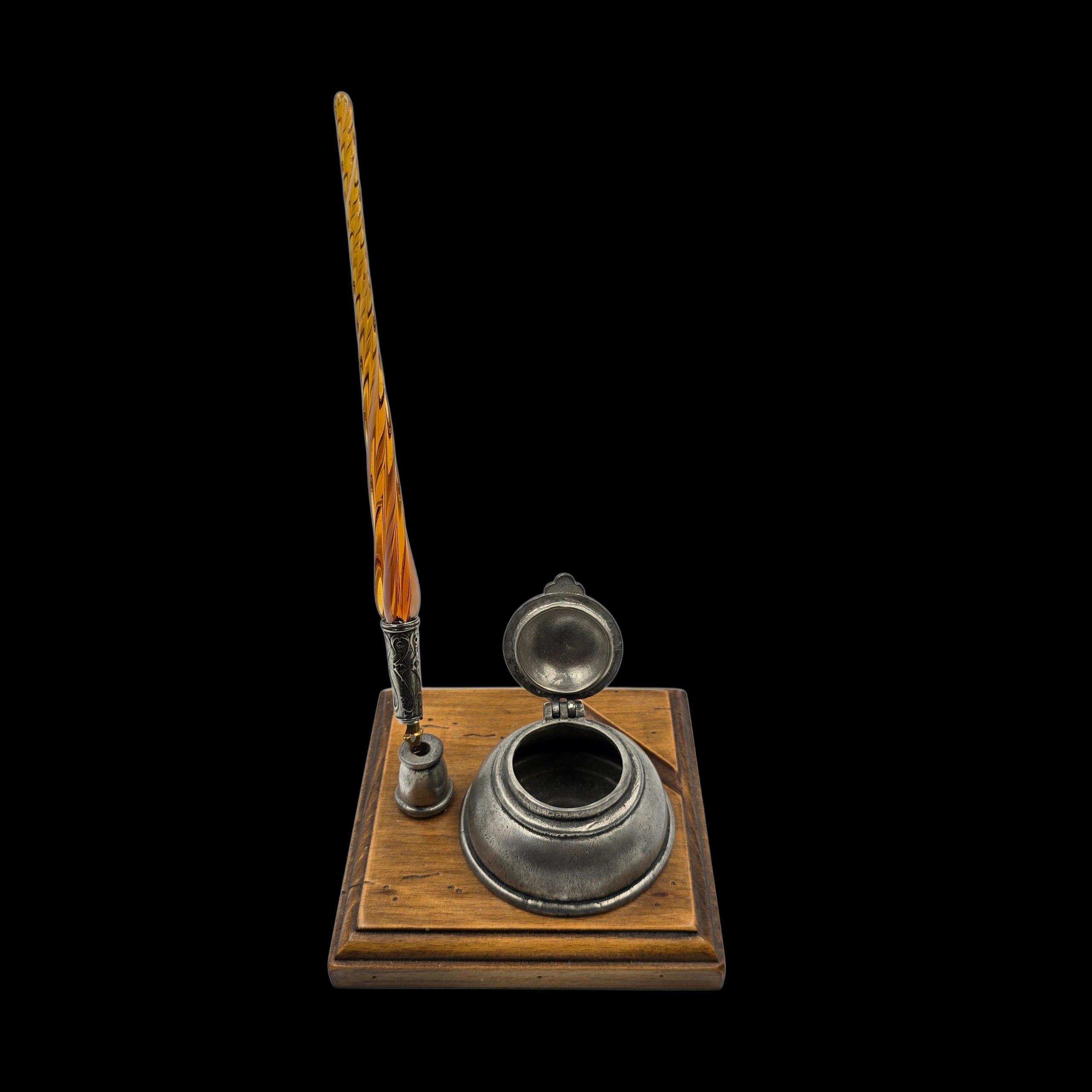 Le Socle du Silence. Encrier ancien en étain sur support bois