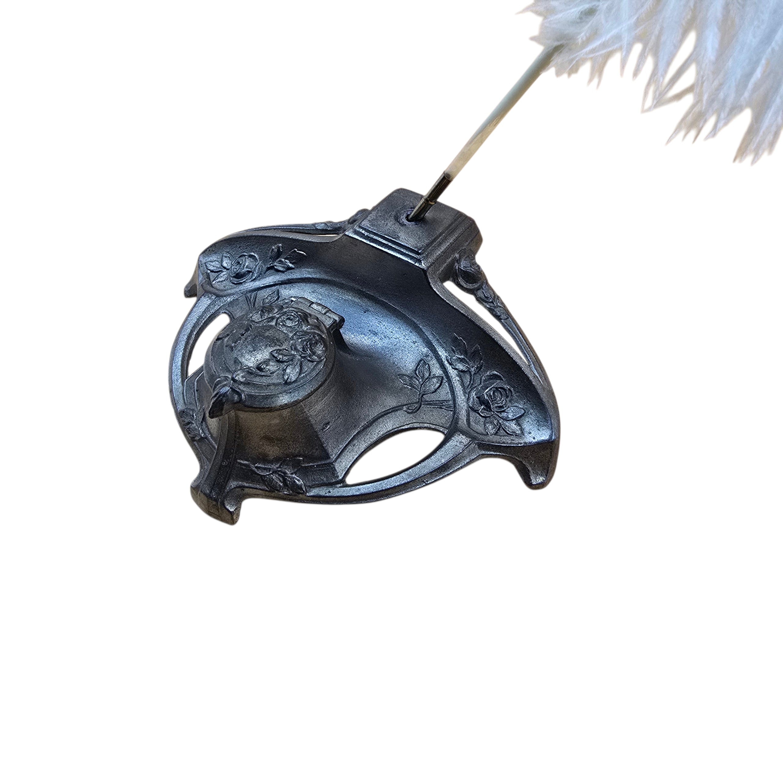 Le Jardin de l’Encre. Encrier ancien en régule patiné