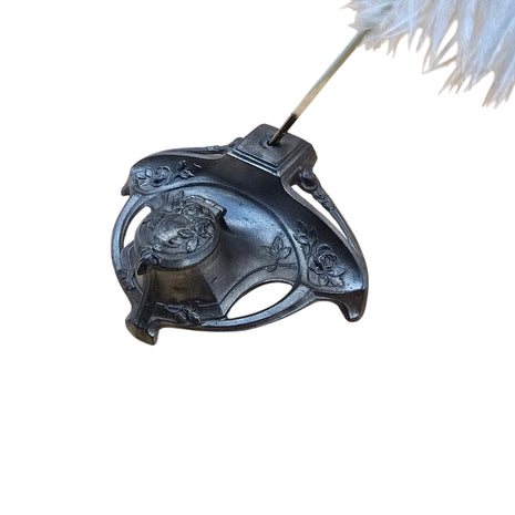 Le Jardin de l’Encre. Encrier ancien en régule patiné