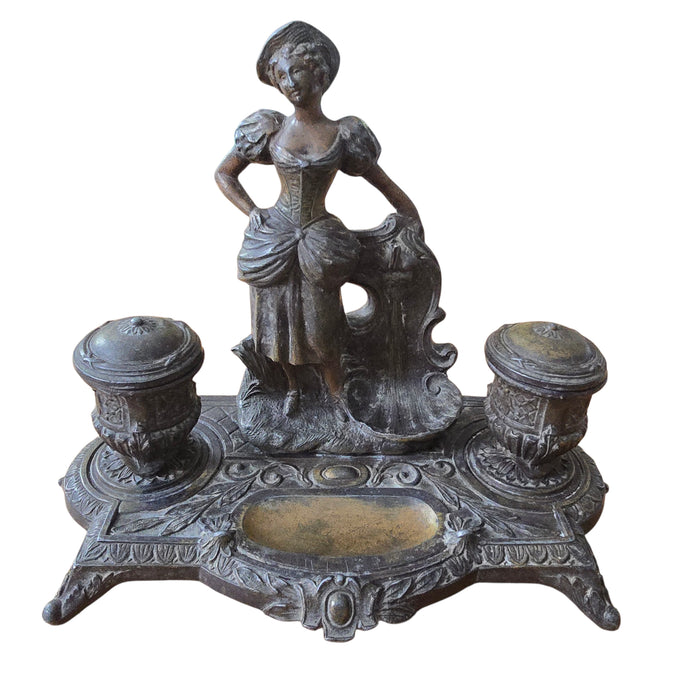 La Gardienne de l’Encre. Encrier double ancien en régule, XIXᵉ siècle