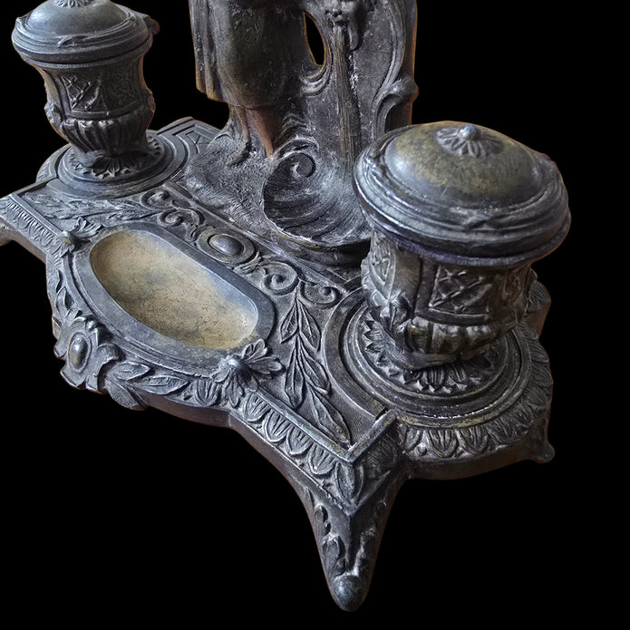 La Gardienne de l’Encre. Encrier double ancien en régule, XIXᵉ siècle