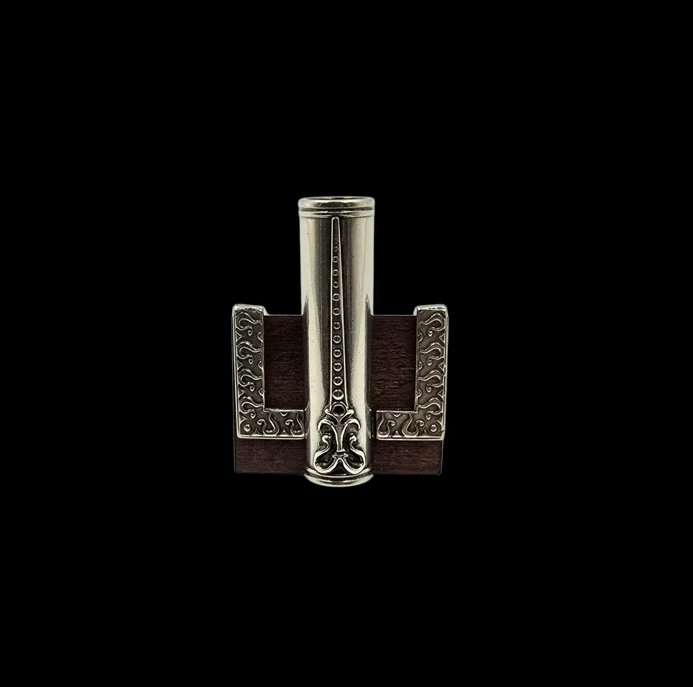 Ref : 700 Le Veilleur de la Plume. Porte-plume  en bois et métal décoré