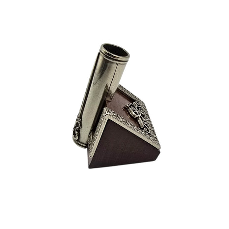 Ref : 700 Le Veilleur de la Plume. Porte-plume  en bois et métal décoré