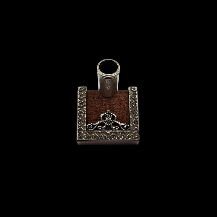 Ref : 700 Le Veilleur de la Plume. Porte-plume  en bois et métal décoré