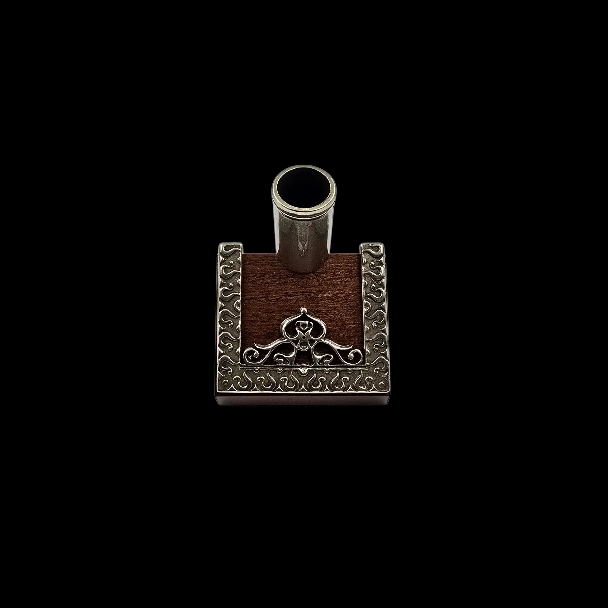 Ref : 700 Le Veilleur de la Plume. Porte-plume  en bois et métal décoré