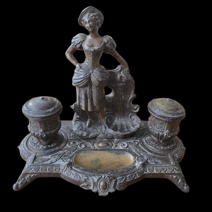 La Gardienne de l’Encre. Encrier double ancien en régule, XIXᵉ siècle