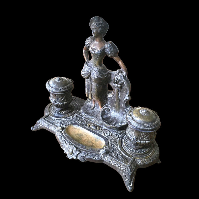 La Gardienne de l’Encre. Encrier double ancien en régule, XIXᵉ siècle