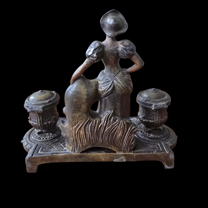 La Gardienne de l’Encre. Encrier double ancien en régule, XIXᵉ siècle