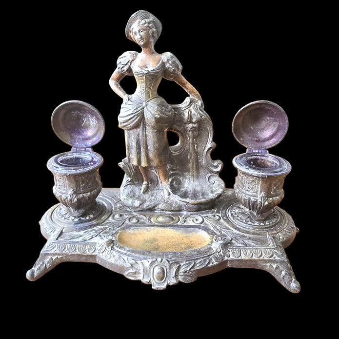 La Gardienne de l’Encre. Encrier double ancien en régule, XIXᵉ siècle