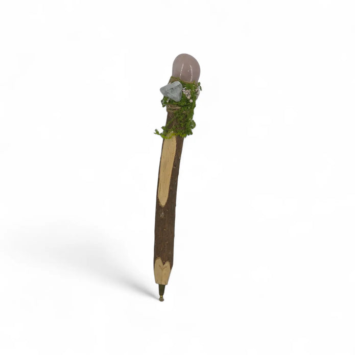 Le Stylet du Sylvestre. Stylo en bois naturel orné d’un cristal brut