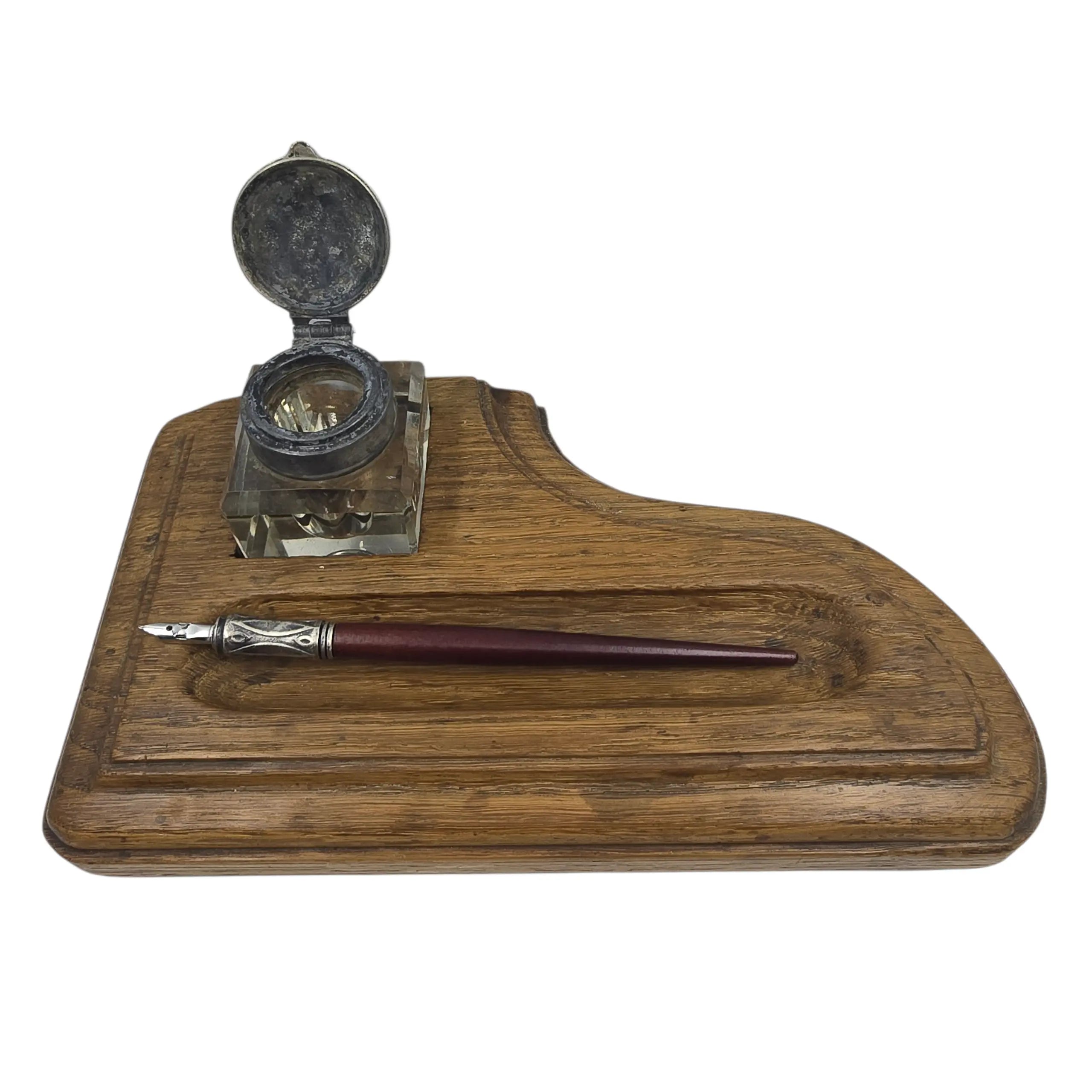Le Repos de l’Encre. Encrier ancien en verre taillé sur support bois