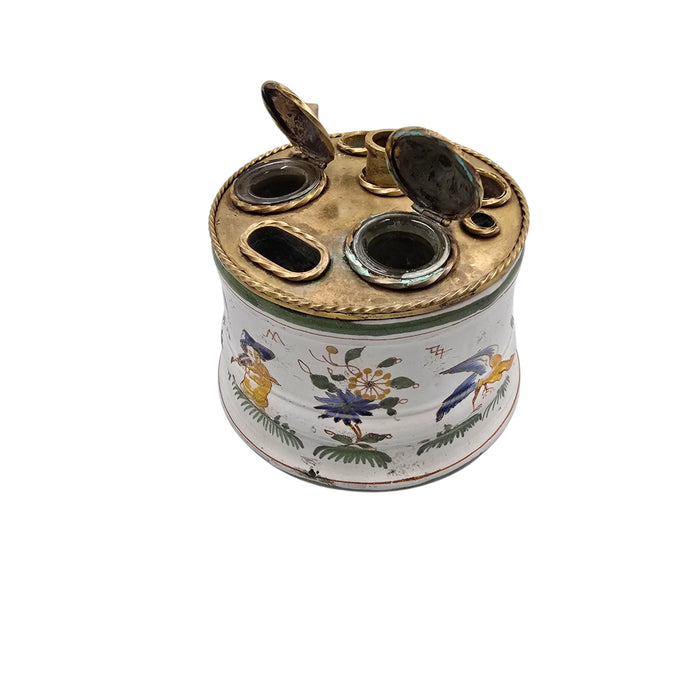 L’Encrier des Grotesques de Moustiers. Encrier en faïence et laiton