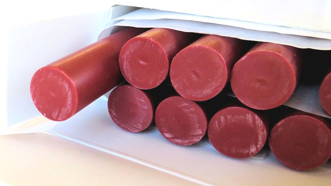 Ref: 1576-1: Red sealing wax, 12 mm diameter, box of 32 sticks 