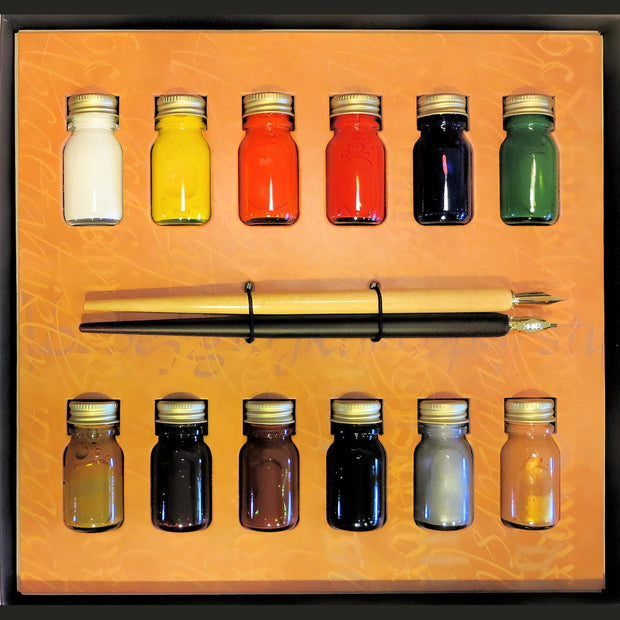 ref: 0015718-2 Coffret de Calligraphie" 12 flacons d'encre, porte-plumes en bois et plumes"