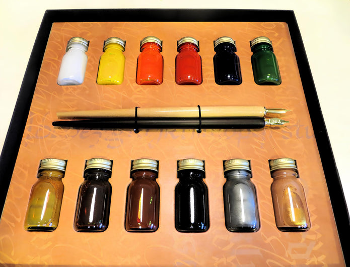 ref: 0015718-2 Coffret de Calligraphie" 12 flacons d'encre, porte-plumes en bois et plumes"
