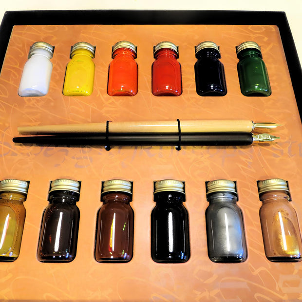 ref: 0015718-2 Coffret de Calligraphie" 12 flacons d'encre, porte-plumes en bois et plumes"