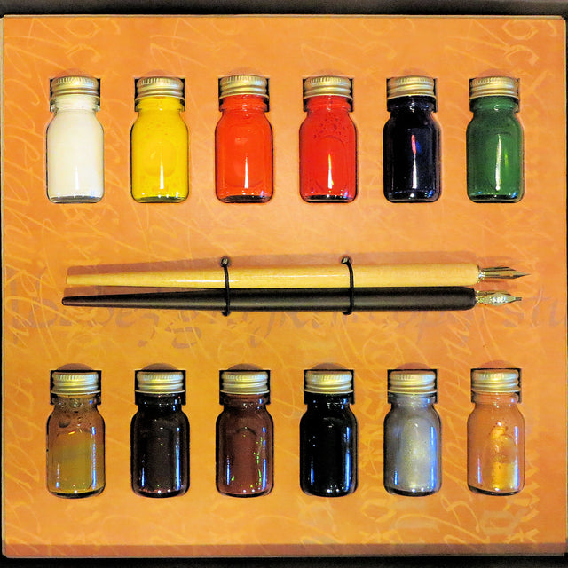 Ref: 0015718-2: Coffret de Calligraphie" 12 flacons d'encre, porte-plumes en bois et plumes"