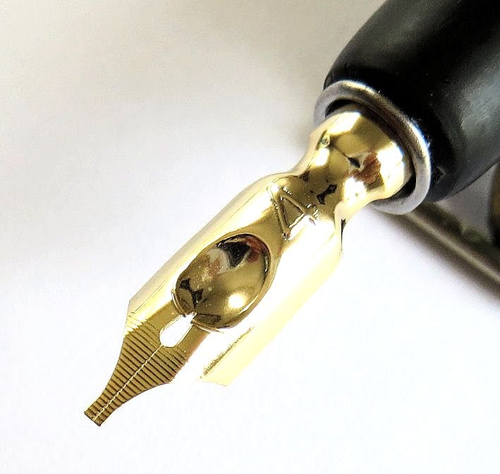 Ref : 745 Plume de Ronde Leonardt & Mitchell